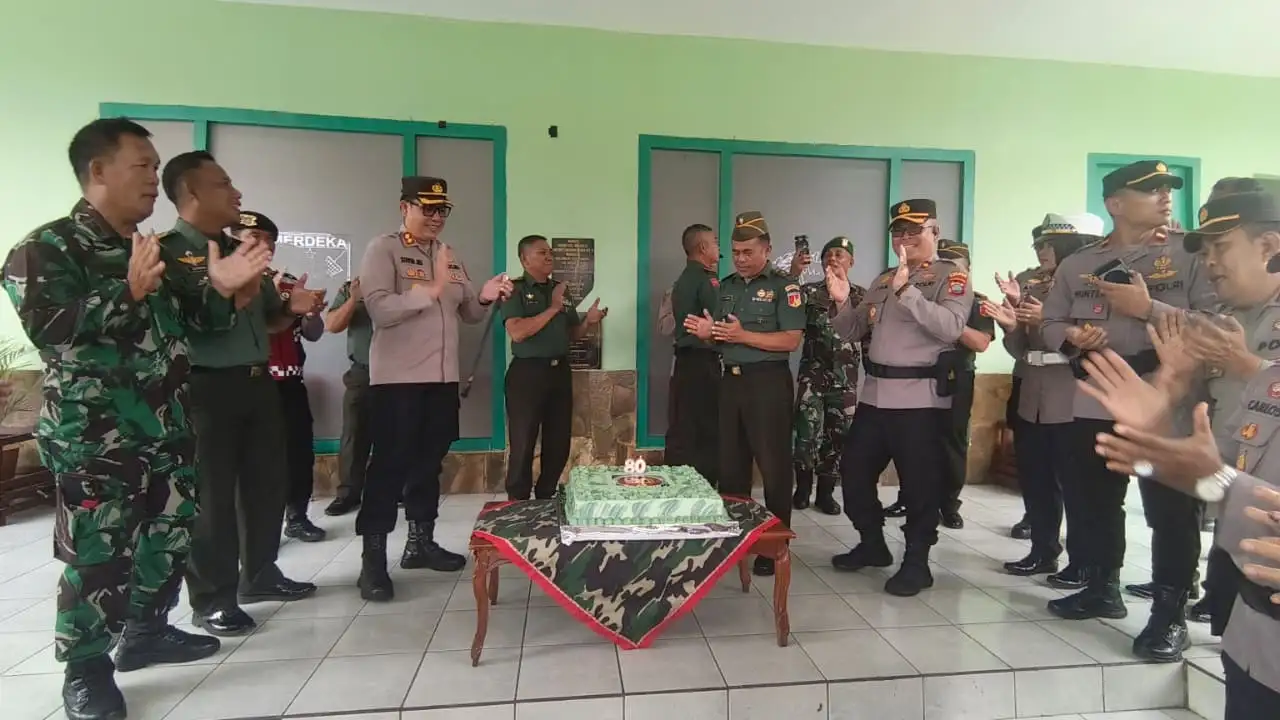 SINERGITAS TNI-POLRI TERWUJUD DALAM TRADISI KEJUTAN HUT TNI KE-80 DI KODIM 1302 MINAHASA